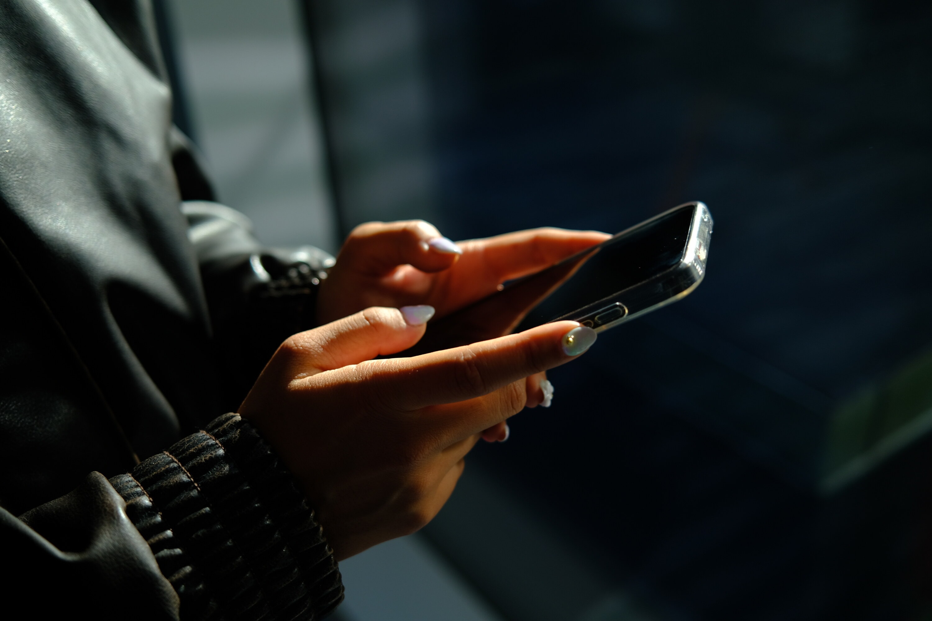 Kvinder der holder en iphone